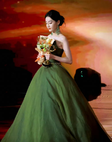 像飞鸟奔赴山川追你光芒，似游云拥抱蓝天伴你远航