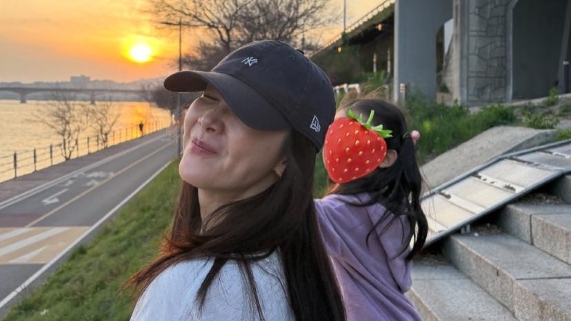 崔智友晒与孩子合影：母女俩一起看落日好惬意，女儿双马尾造型很可爱