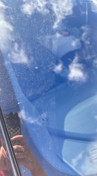 领克03前挡风玻璃在高速上被小石子蹦裂了，这种能算在终身质保里嘛