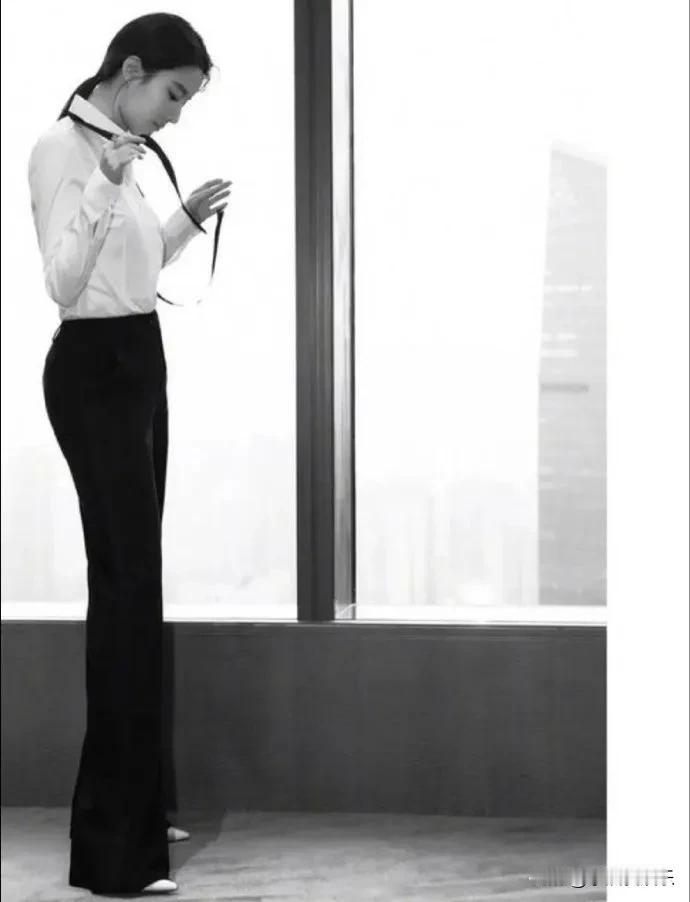 刘仙女因为脸实在太美了 ，总让人忘记了她的身材也很好，总是被刘亦菲的身材比例震惊