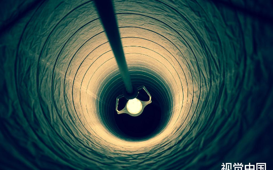 我带队勘探世界最深钻井，深度计显示12262米时，发现了可怕的怪物