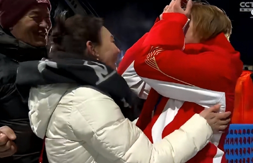 这一哭，是四年伤病与拼搏的释怀，是卫冕压力下拼尽全力的释放，更是卸下铠甲后对家人