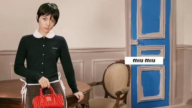 不伦不类！赵今麦miumiu大片出炉，小麦肤色配短发