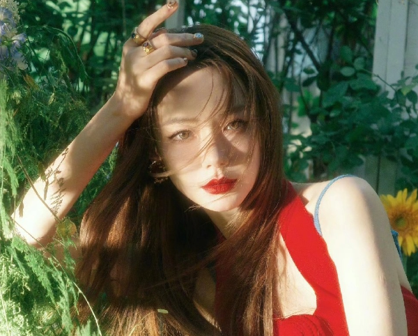 戚薇夫妻俩冲上了热搜
这次不是因为秀恩爱，而是俩人被网友曝光了在泰国曼谷街头悠闲