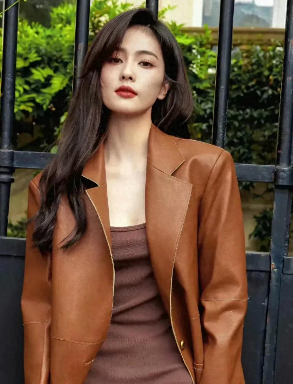 白鹿气质大波浪
身穿咖色打底裙搭配棕色皮衣外套尽显高级时尚感