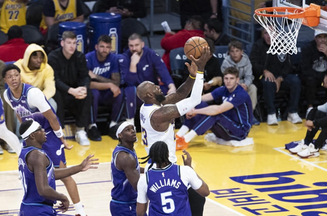 4月13日，NBA常规赛，湖人主场对阵爵士。本场比赛志在争夺西部第三的湖人战意强