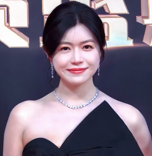 陈妍希在出席活动的时候搭配的很漂亮气质相当的出众还很有自信
她上身穿黑色的抹胸装