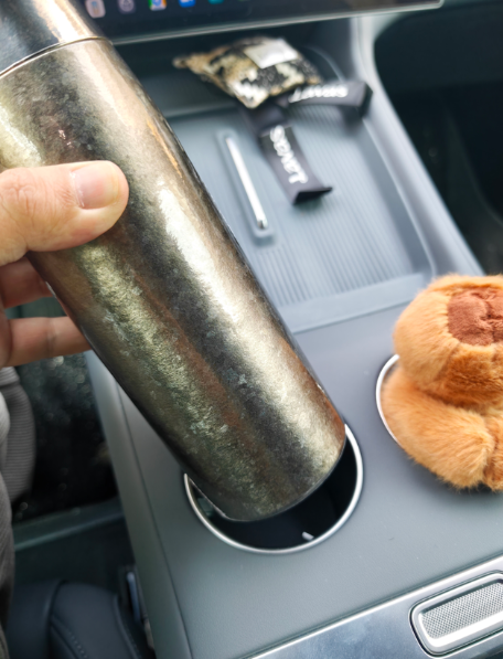 小米车机吐槽大会，这个水杯槽真的太小了，提车之后我的很多保温杯，包括一些专门适用