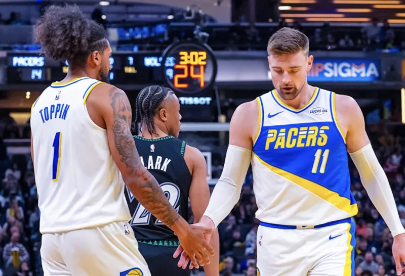 NBA常规赛，森林狼124-104击败步行者。

步行者主帅里克-卡莱尔接受了记