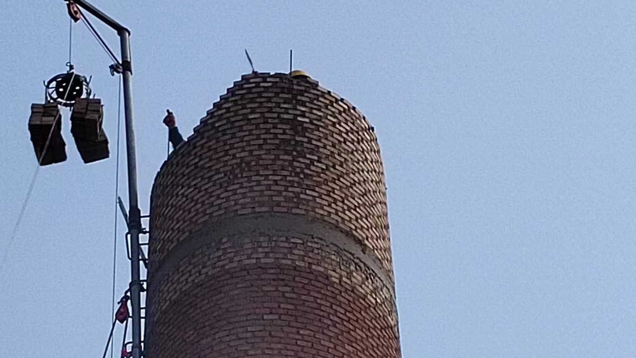 砖烟囱顶部加高工程顺利竣工 筑牢结构保安全
