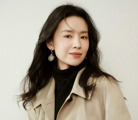 董洁冲上了热搜原因是这次在节目中她完全不掩饰了
甚至直接说自己牙坏了，正在做大调