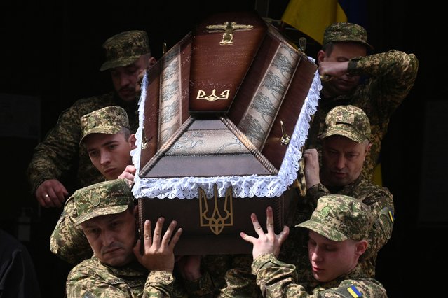 2024年5月2日， 乌克兰士兵抬着乌克兰军人塔拉斯·奥斯米凯维希的棺材。 