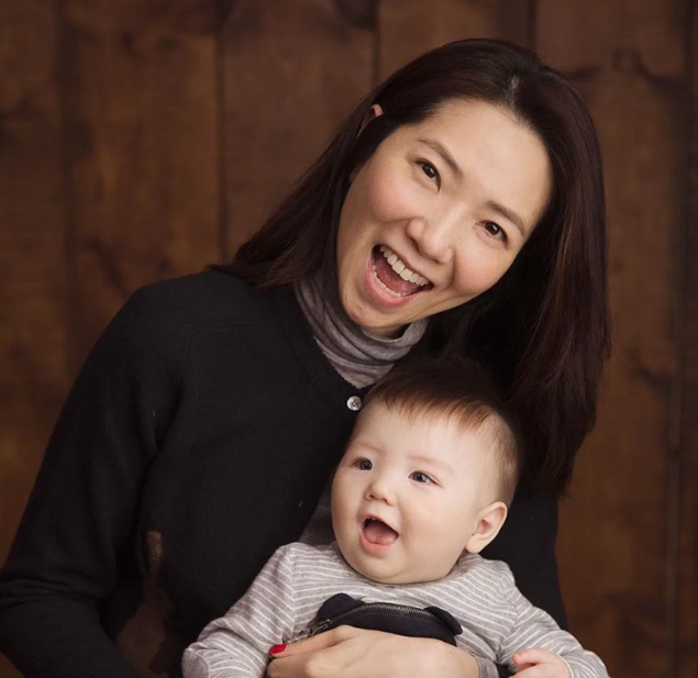 TVB女艺人车婉婉为儿子庆贺9岁生日
儿子跟她好像呀，尤其是眼睛，简直是一个模子