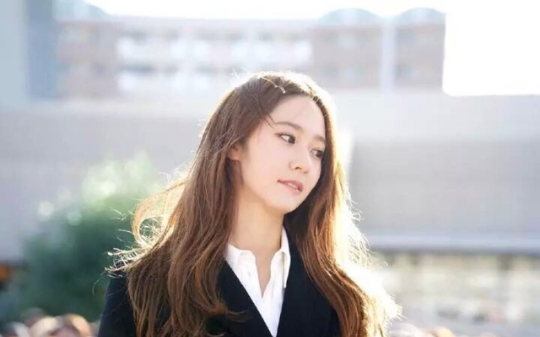 婆婆拉着我的手哭求我别走，骗我当了八年免费护工，她却在遗嘱里防我像防贼 。