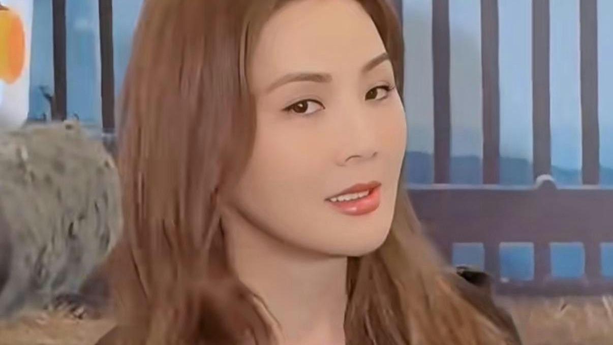 电影宣传现场突发意外，女星遭水瓶袭击，蔡卓妍惊讶追问！