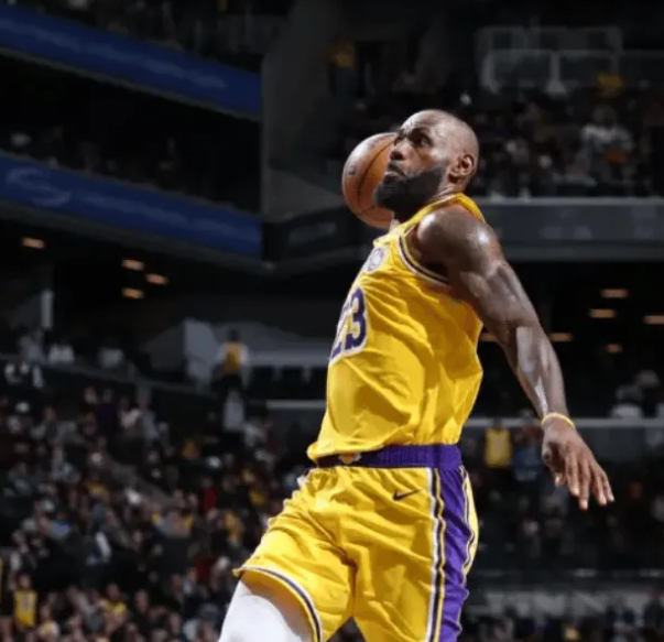 NBA常规赛湖人客场对阵篮网的比赛已经结束。全场战罢，湖人以125-109战胜篮