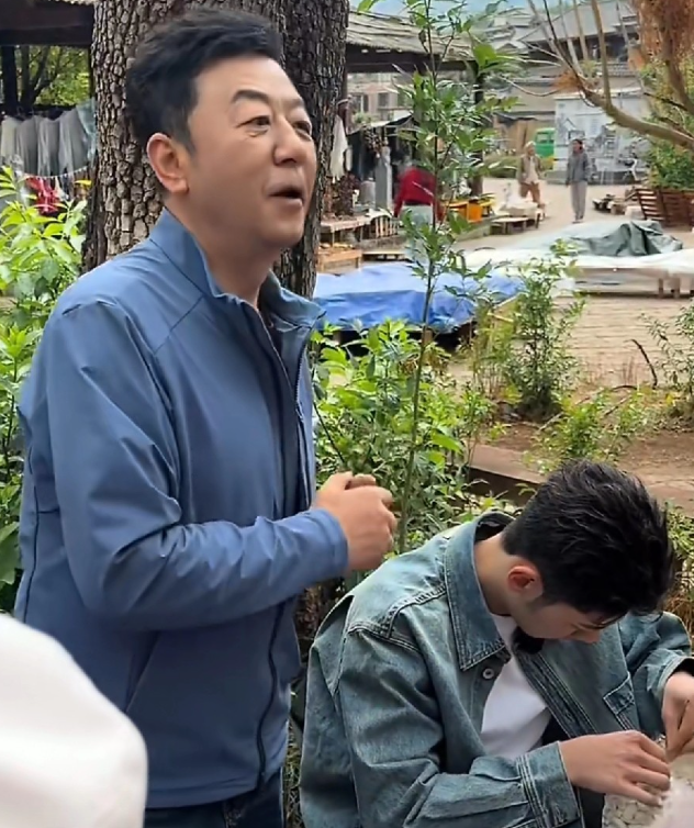 郭涛和儿子引发了网友热议

原因是父子俩一段视频被曝光，郭涛一边解释一边收款找零