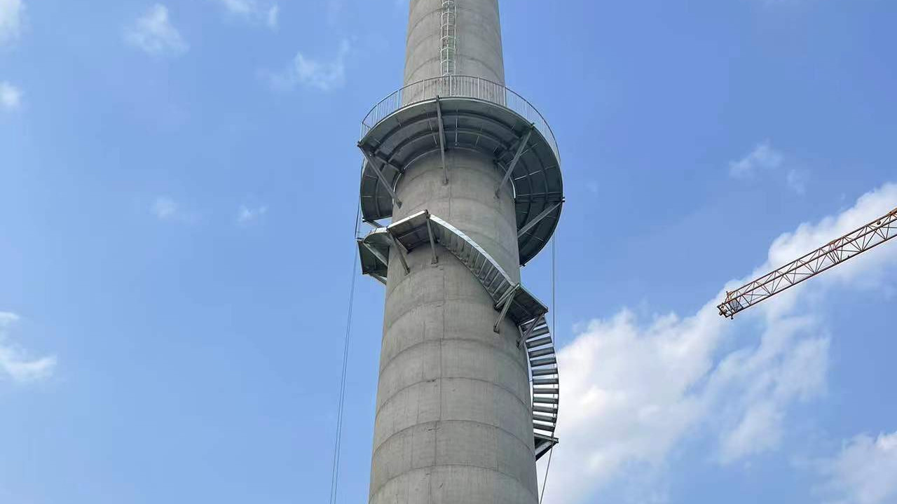 烟囱之形爬梯安装工程竣工 梯体稳固登高安全