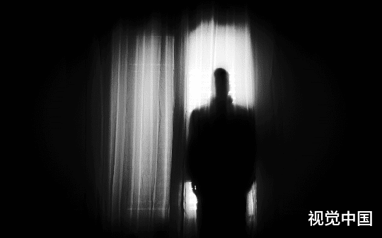 深夜殡仪馆值班，美女老板哭着求我修尸身，掀开白布我吓瘫了——竟是前女友！