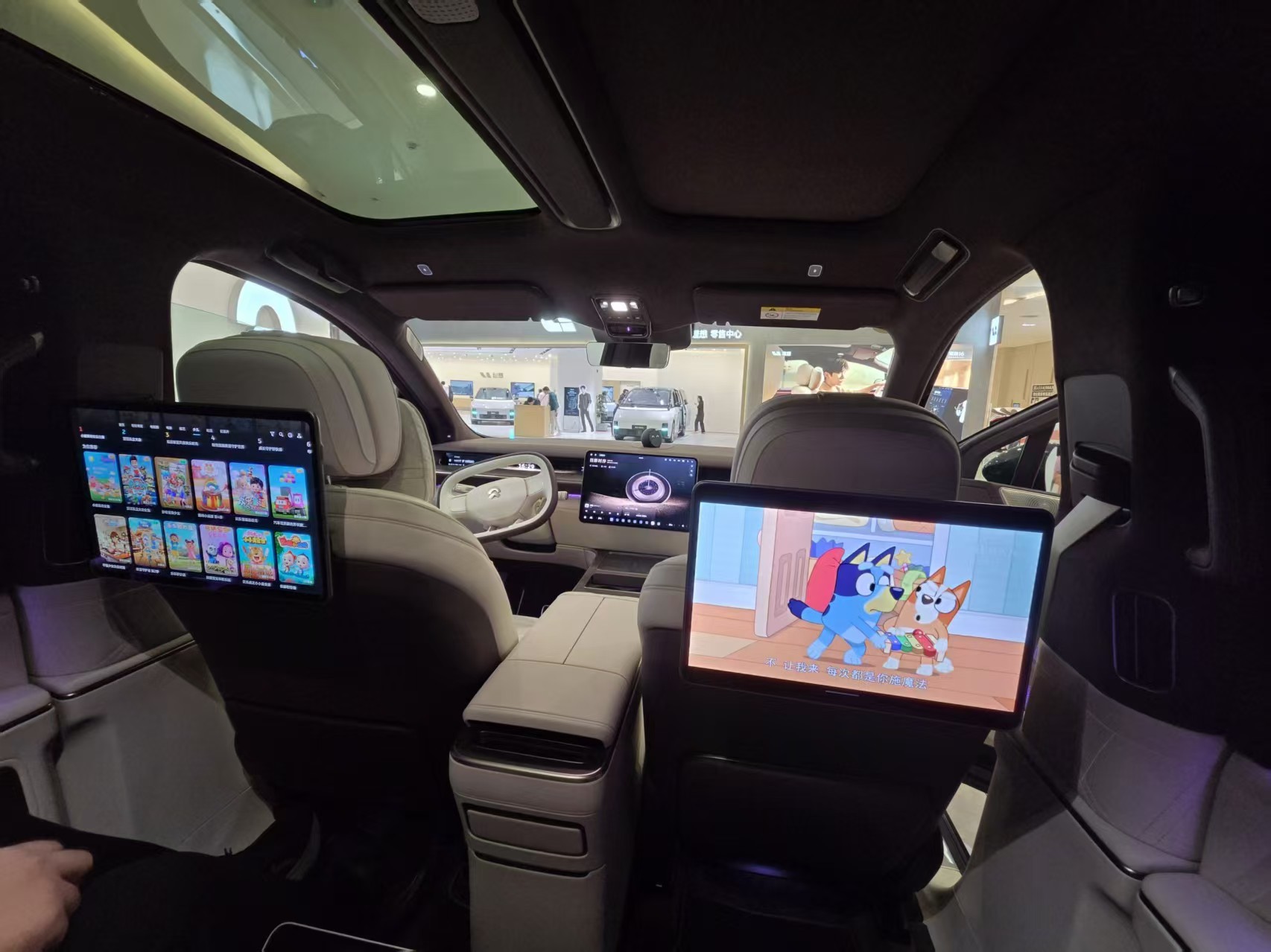对比传统豪华燃油旗舰SUV，ES9用车成本更低、动力平顺、智能化更强，无购置税优