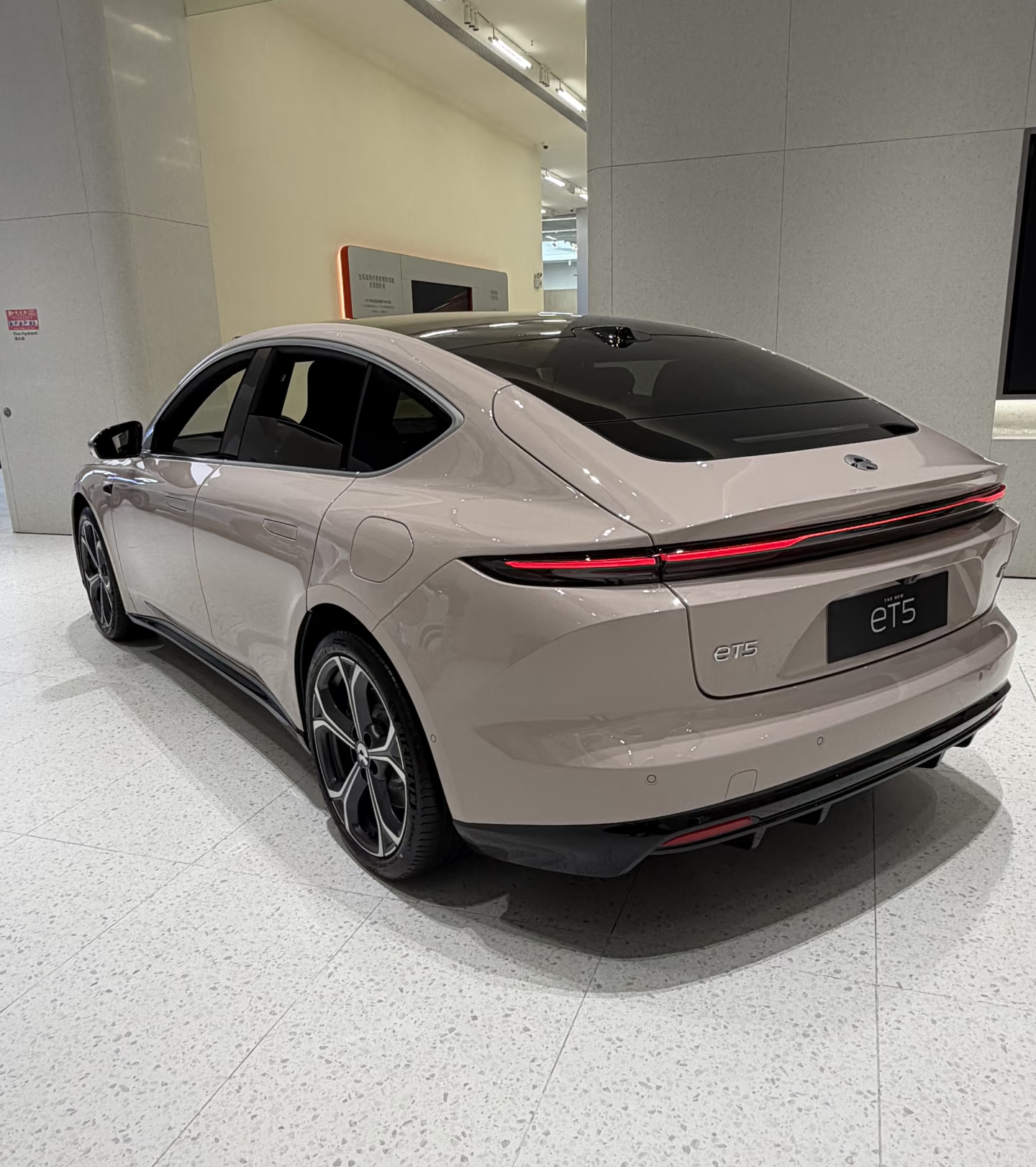 当ET5驶过，路人都在回头。