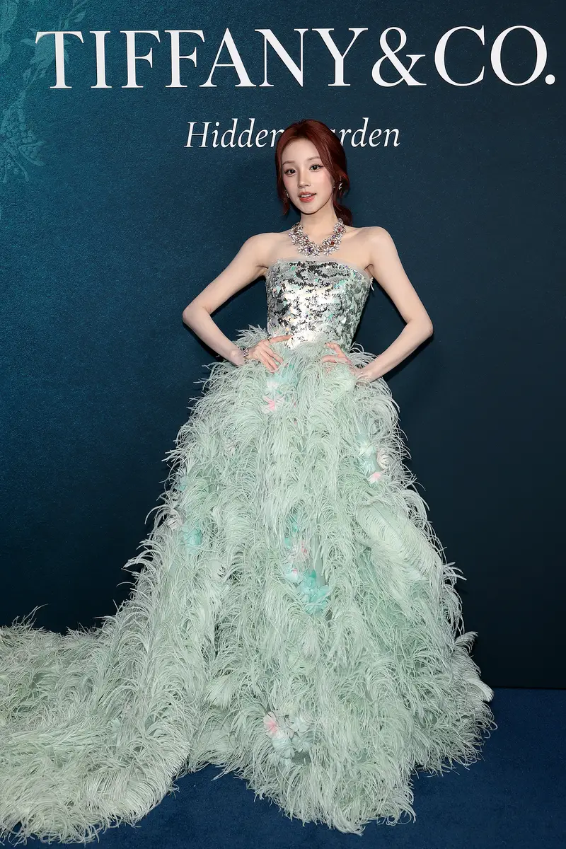 宋雨琦穿薄荷绿羽毛裙仙气灵动 四肢纤细锁骨白皙诱人