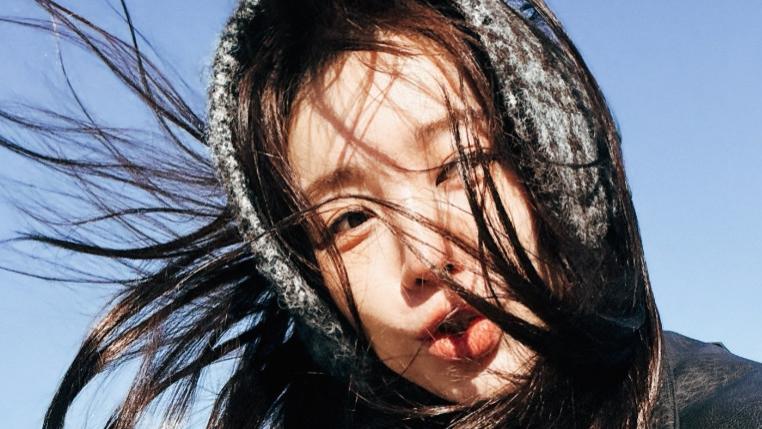 尹恩惠INS晒新照：戴针织耳罩显俏皮，海边散步笑容灿烂