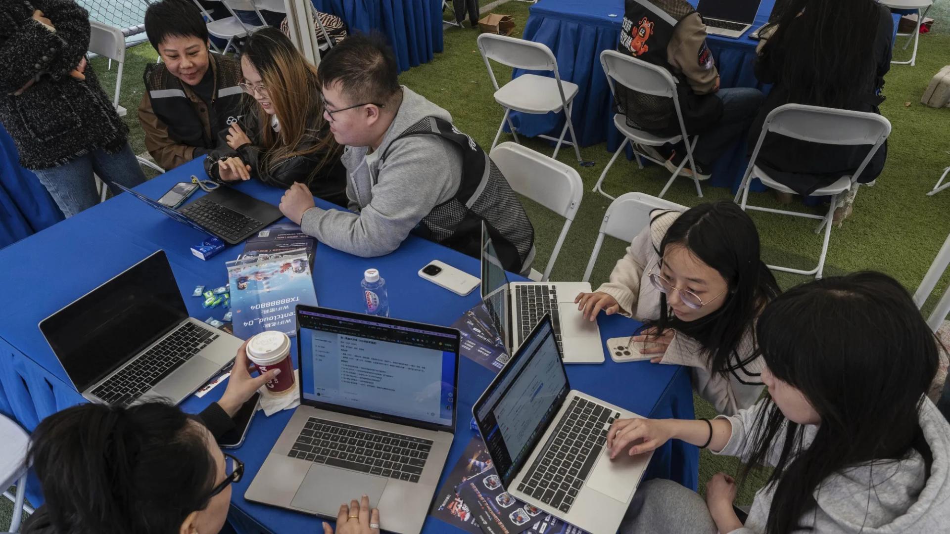 中国AI大模型卷全球，因为开源策略？