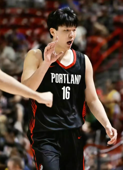 现在来看杨瀚森确实需要把蓝领本事练好。
你不需要像戈贝尔那样靠这个吃饭，但是至少