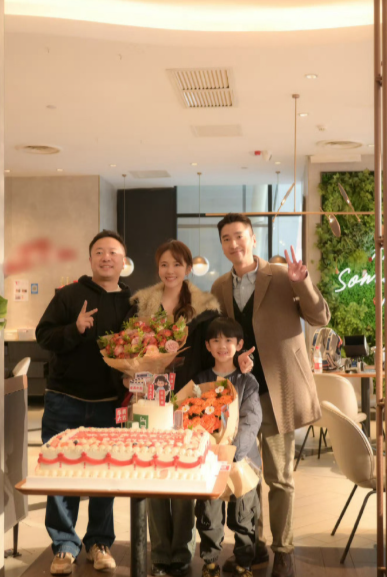 歪头笑的那一下真的太甜了，瞬间就有种初恋般的心动感。明媚又动人，状态真的好