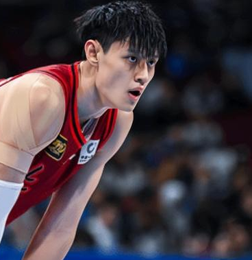 北京男篮主教练许利民谈曾凡博的伤情，他表示：“他训练时来过一下很快就走了，这几天