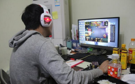 3儿子毕业宅家啃老8年，老两口无奈外出务工，7年后回家愣住了