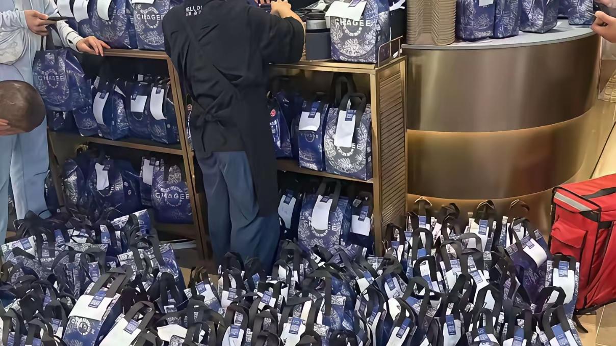 千问撒钱20亿请喝奶茶，刚火就崩了！网友5分钟薅275元，能喝84杯蜜雪冰城