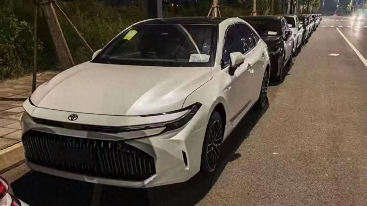 新款丰田亚洲龙，前脸变化大，分体式尾灯，会被大家接受吗？