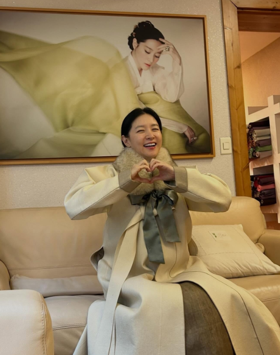 演员李英爱在Instagram上传了多张照片
照片中，李英爱身着米色上衣配红色裙