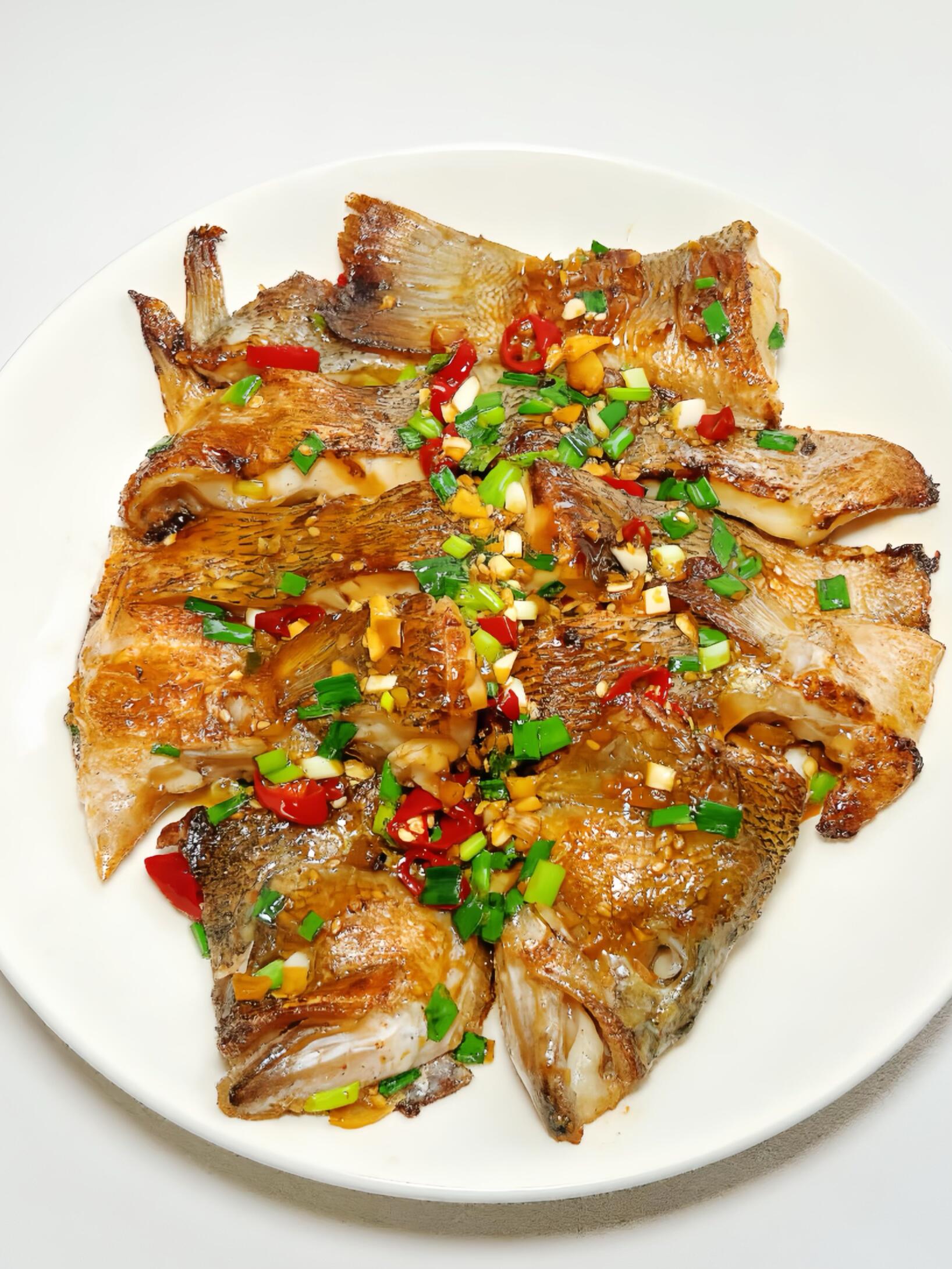 香煎鲈鱼✨焦香入味，下班10分钟搞定，太费米饭
一定要试试这道香煎鲈鱼，真的太费