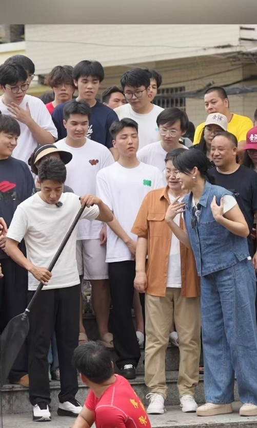 最近胡杏儿和撒贝宁一起在佛山划龙舟，两位坐在一起还很有情侣范儿，也显得很般配。