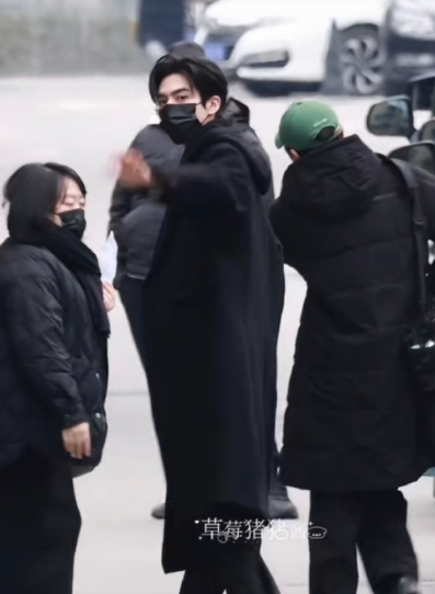 宋威龙央视春晚联排带妆路透，现偶男神的回眸！