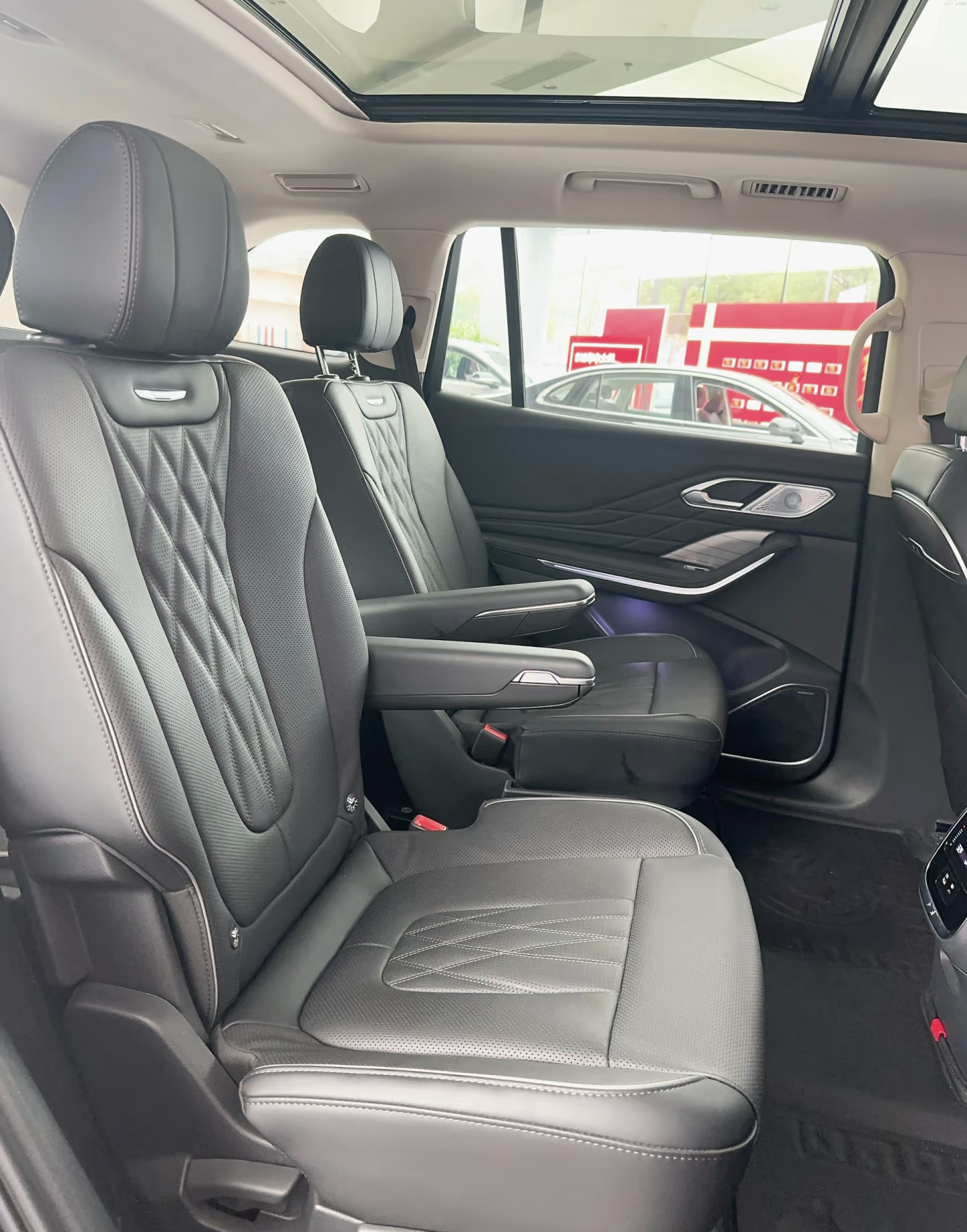 这辆插混红旗，比奥迪Q7还大！