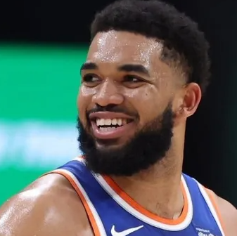 NBA季后赛尼克斯客场迎战老鹰的比赛正在进行中，目前比分为尼克斯111-57老鹰