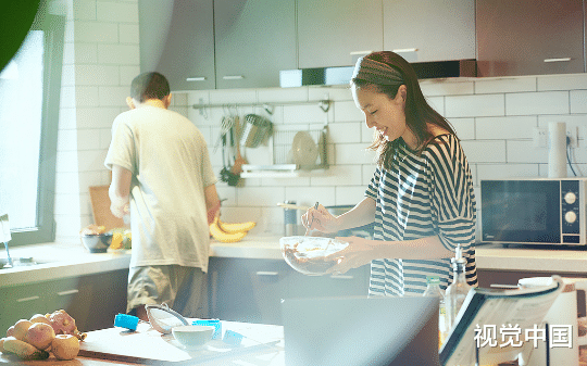 我是家中长子，每个月给父母弟弟妹妹花几十万，妻子没说话，我以为她是支持，直到那天家里急需用钱……