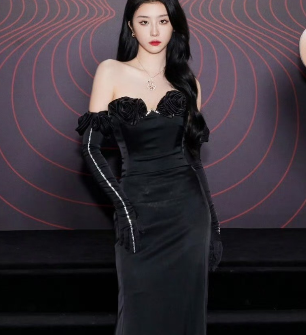 赵小棠这黑裙杀疯了，是暗夜玫瑰本人吧
 
谁看了不说句赵小棠这造型是“贵气大小姐