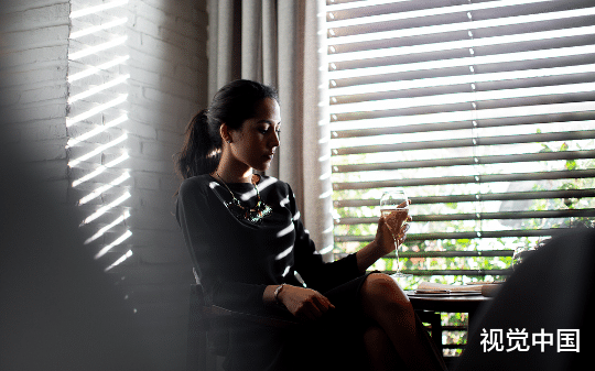 婆婆区别对待，送我大金镯，却只给弟媳送了个小金镯，弟媳闹着跟我换，可婆婆却翻脸了