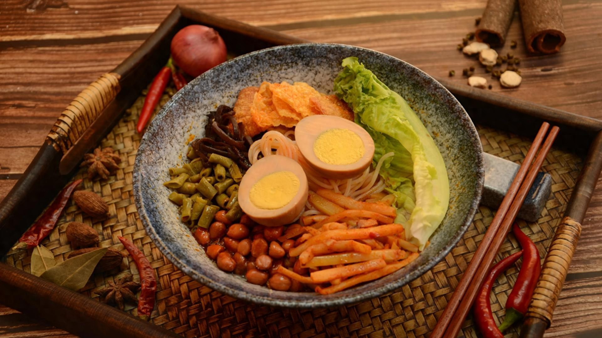 如果让我用两个字形容柳州饮食，那就是酸和辣，口感就主打一个吃着很爽