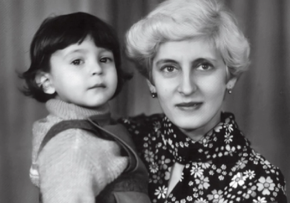 小时候的泽连斯基调皮又可爱
他的母亲是个优雅的女人
帅气的泽连斯基娶了一个漂亮的