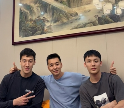 广东男篮球员徐杰疑似也要加盟同曦。同曦男篮新任总经理王震晒出了去年自己和徐杰杜润