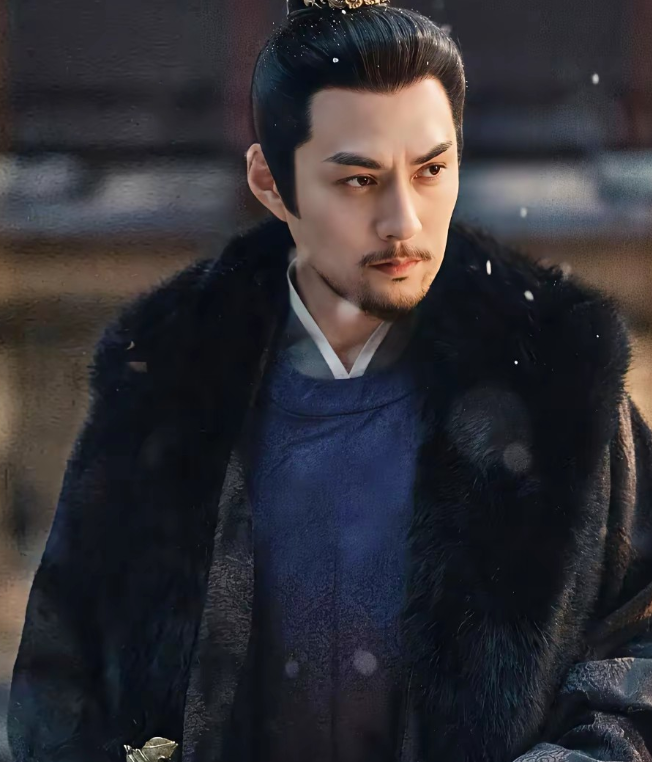 47岁的严屹宽搞不懂了还给张凌赫当配角
想当年他在扮演古装，一上场可是吸引不少观