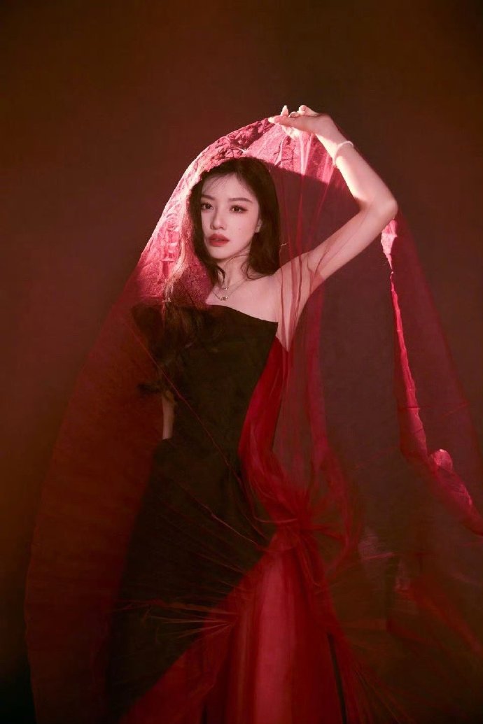 王鹤润的身材真的好绝！曼妙身姿线条感拉满，窈窕舒展不紧绷，自带浑然天成的美感，举