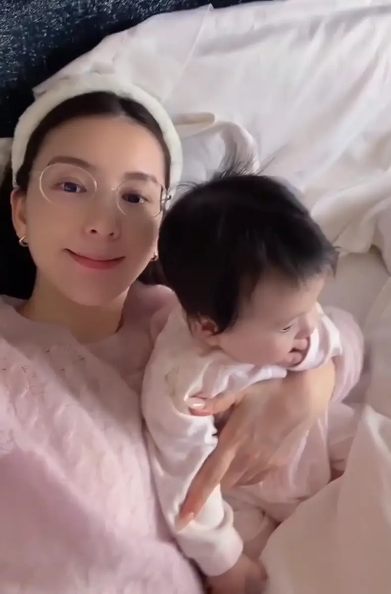 “天王嫂”方媛晒带娃日常！床上亲吻小女儿画面温馨有爱