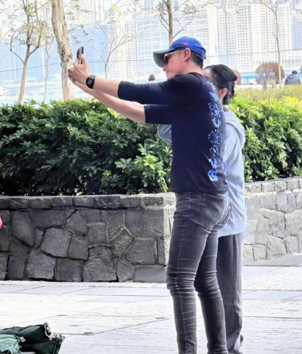 林心如没想到
霍建华自己也没想到
他会因为一条牛仔裤上热搜，
这条裤子看着是比较